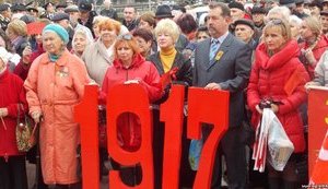 "Заставили. Честно, с радостью сейчас бы ушли", - оккупанты согнали людей на шествие в честь 99-летия октябрьского переворота в Симферополе и Севастополе. ВИДЕО