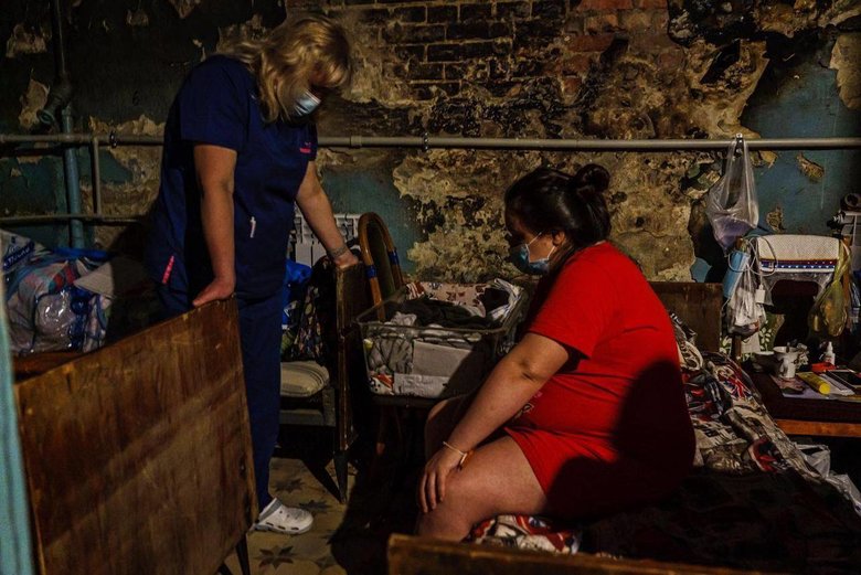 У Харкові пологовий будинок переїхав під землю: мами та діти сплять у коридорах 04 У Харкові пологовий будинок переїхав під землю: мами та діти сплять у коридорах 04