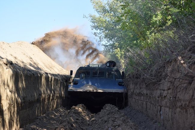 На границе с Россией пограничники устанавливают новые заграждения 01