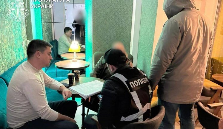 Показали "лазерное оружие" против дронов: мошенники обманули американского добровольца на $85 тыс. в Киеве. ФОТОрепортаж