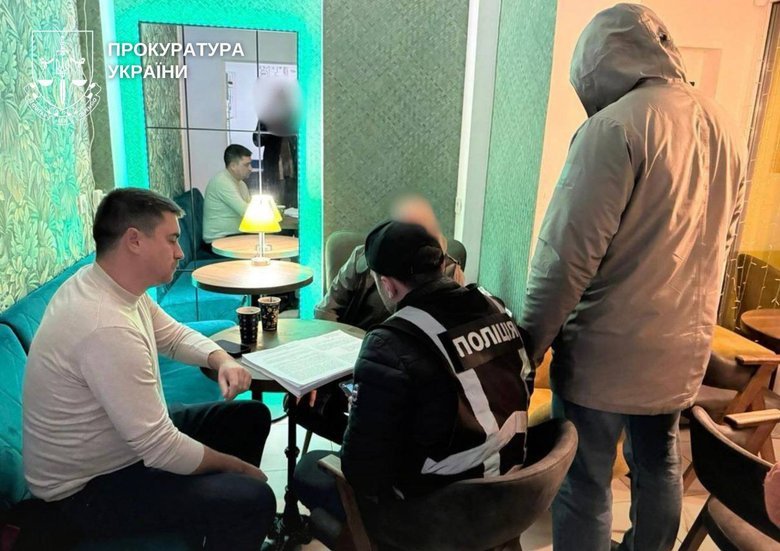 Предлагали лазерное оружие: мошенники обманули добровольца из США