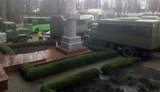 4 машини правоохоронців і 2 автобуси стоять під будівлею суду, де через дві години будуть розглядати справу підозрюваного в убивстві Шеремета Антоненка. ФОТО