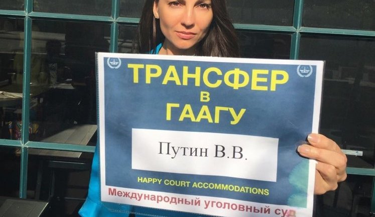"Vladimir Putin. Transfer to the Haague". В аэропорту Лос-Анджелеса россиян встречали табличками с именами жертв режима Путина. ФОТОрепортаж