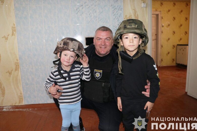 Родину із шістьма дітьми евакуйовано з обстрілюваного прикордонного села на Чернігівщині 04