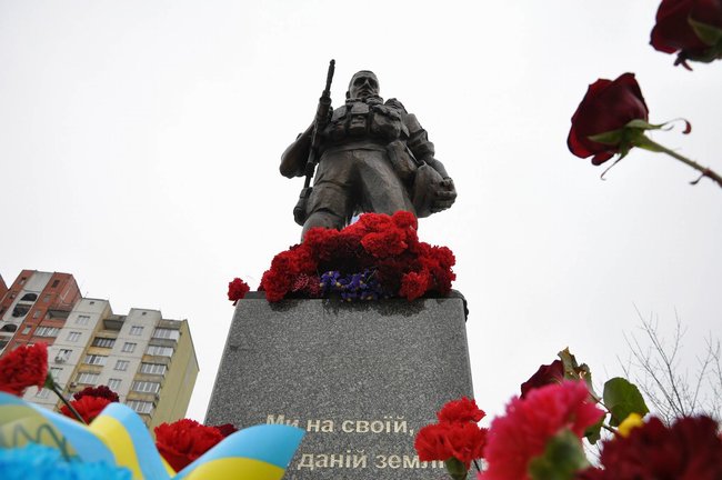 Учасники АТО та мешканці Києва поклали на Троєщині квіти до памятника Воїну-добровольцю 40
