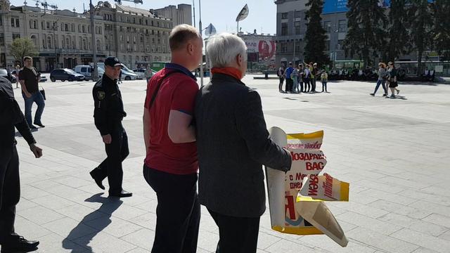На першотравневій демонстрації в Харкові вимагали зупинити АТО: виник конфлікт 06 На першотравневій демонстрації в Харкові вимагали зупинити АТО: виник конфлікт 06