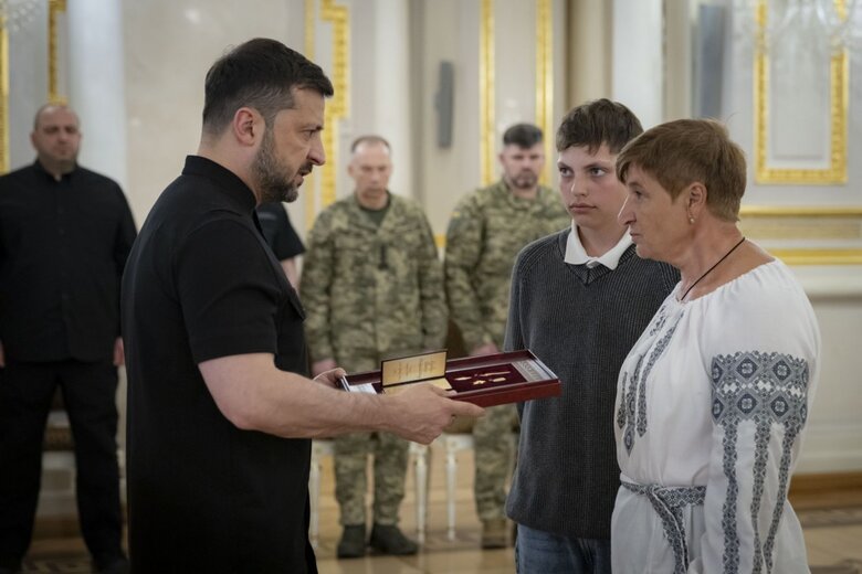 Zelensky presented the awards to seven'ям Героїв України