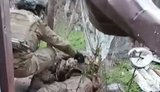 спецпризначинець Артану обшукує ліквідованого окупанта