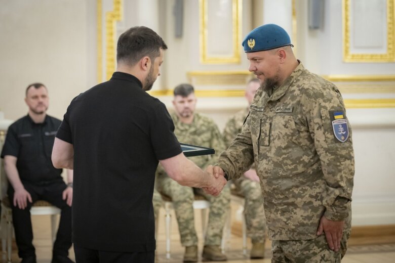 Зеленський вручив нагороди військовим