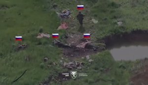 Російський штурмовик підірвався на міні поблизу Гришиного під час спроби пробігти повз тіла поплічників. ВIДЕО