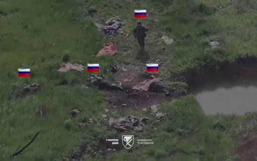 Російський штурмовик підірвався на міні поблизу Гришиного під час спроби пробігти повз тіла поплічників. ВIДЕО