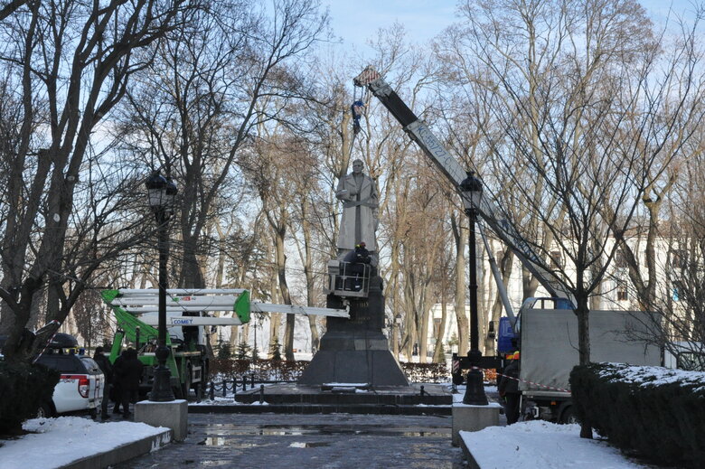 Пам’ятник радянському генералу Ватутіну демонтували у Києві 01