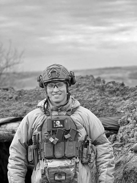 Випускник кафедри історії НаУКМА, воїн підрозділу Вовки Да Вінчі Валерій Сенько загинув у Бахмуті 01 Випускник кафедри історії НаУКМА, воїн підрозділу Вовки Да Вінчі Валерій Сенько загинув у Бахмуті 01