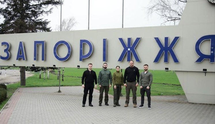 Ермак, обещавший мобилизоваться, уехал на фронт консультировать военных. ФОТОРЕПОРТАЖ