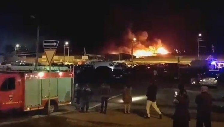 Оптовий речовий ринок горить у Ростові, площа пожежі - 6 тис. кв. метрів. ВIДЕО