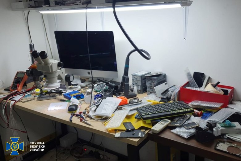 Дистанционно взламывали мобильные и продавали конфиденциальную информацию граждан: СБУ разоблачила участников международной хакерской группировки 05