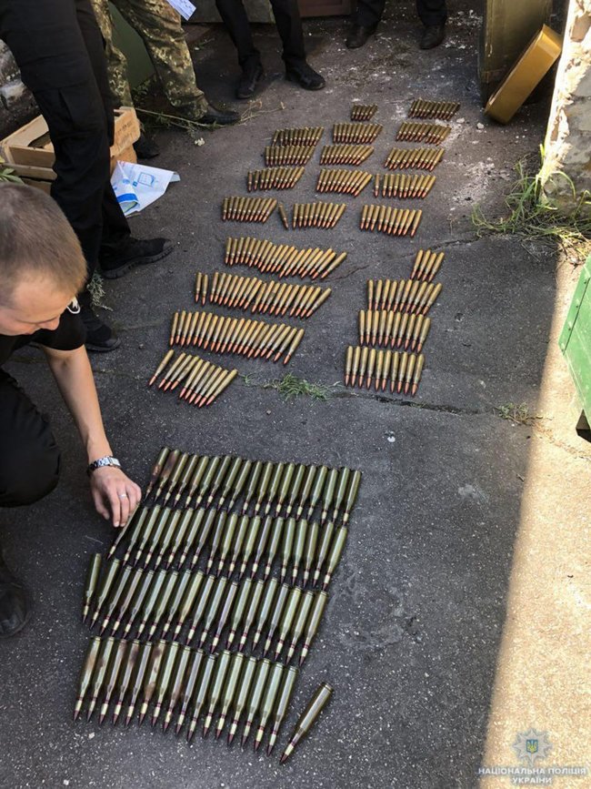 Танкові стволи великокаліберного кулемета Володимирова, гвинтівки та боєприпаси вилучено на Донеччині, - Нацполіція 02