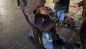 Пожилая женщина, которую сотрудник ОМОНа ударил ногой в живот, находится в реанимации в Санкт-Петербурге. Состояние тяжелое