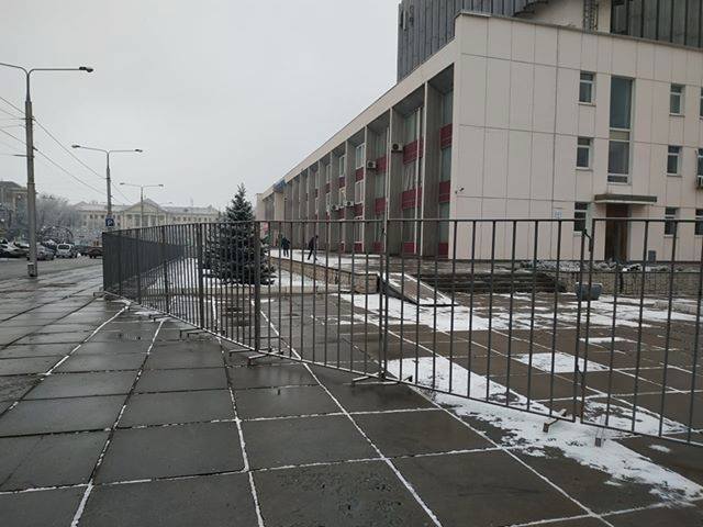 Место выступления российских артистов Башарова, Колесникова и Удовиченко в Запорожье обнесли забором 04