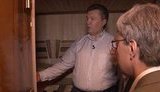 Янукович проводит экскурсию по Межигорью: Здесь есть специальная камера. На двоих - вот так хватает. ВИДЕО.