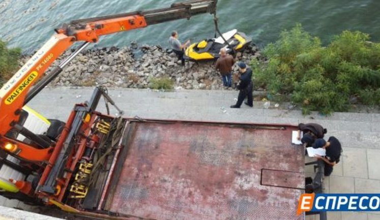 Поліція дістала водний мотоцикл, на якому розбився заступник голови АП Таранов. ФОТО