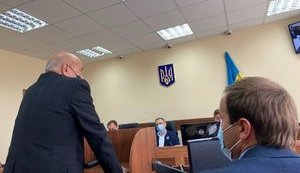 "Зброї ні в кого не було, це плід хворої фантазії СБУ". Репортаж із допиту Геннадія Москаля у справі Майдану