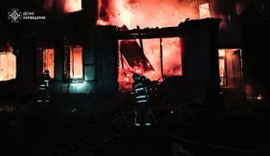 Атака на Київщину: у Бучі горів санаторій, травмовано чоловіка. ФОТОрепортаж