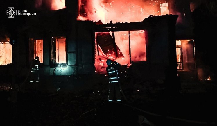 Атака на Київщину: у Бучі горів санаторій, травмовано чоловіка. ФОТОрепортаж