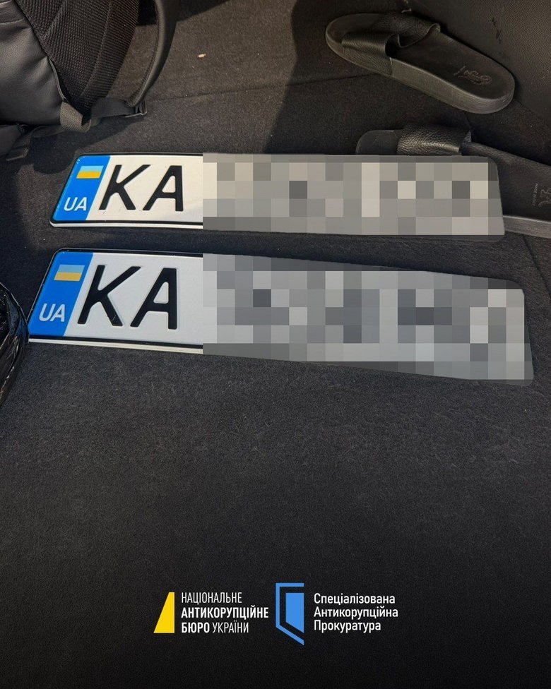 Чоловік вимагав мільйон доларів: у НАБУ розповіли подробиці