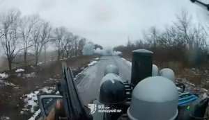 Fighter from Alcatraz Battalion of 93rd Separate Mechanised Brigade shot down enemy drone with small arms fire while moving to his position. VIDEO