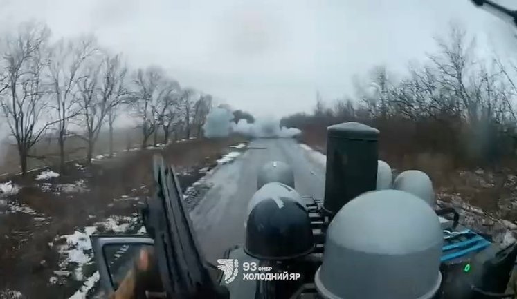 Fighter from Alcatraz Battalion of 93rd Separate Mechanised Brigade shot down enemy drone with small arms fire while moving to his position. VIDEO