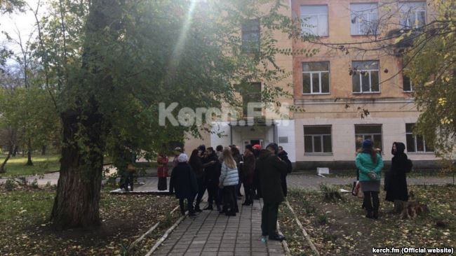 Из-за сообщения о минировании эвакуируют студентов политехнического колледжа в оккупированной Керчи, где 17 октября произошло массовое убийство 01