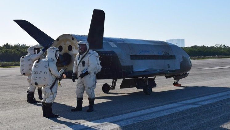 Американский секретный аппарат X-37B вернулся на Землю, проведя 700 дней в космосе. ФОТО+ВИДЕО