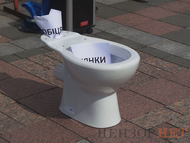 Депутати зливають в унітаз обіцянки підтримати заручників Кремля, - родичі політвязнів пікетували Раду 03