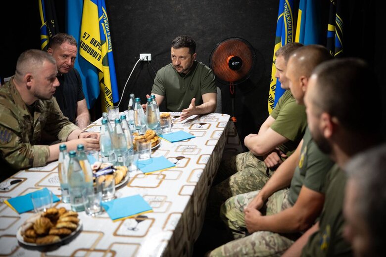 військові