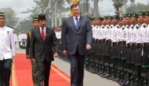 Грандиозный Янукович уговорил брунейцев отменить визы. ФОТОрепортаж