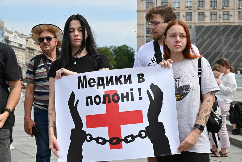 Акція на підтримку полонених військових медиків відбулася на Майдані Незалежності 03