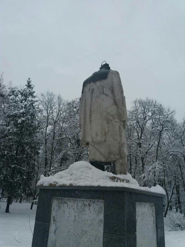 Невідомі пошкодили бронзовий памятник Тарасу Шевченку у Львівській області 01