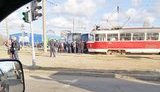 Разъяренные пассажиры в Харькове заблокировали проезд трамваев и разбили лобовое стекло. ВИДЕО+ФОТОрепортаж