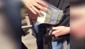 "Ще одна велика риба": ГПУ впіймала члена ВРЮ на хабарі в півмільйона у.о та опублікувала відео вилучення грошей (оновлено). ВІДЕО+ФОТО