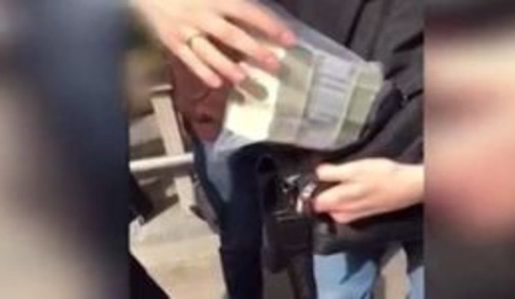 "Ще одна велика риба": ГПУ впіймала члена ВРЮ на хабарі в півмільйона у.о та опублікувала відео вилучення грошей (оновлено). ВІДЕО+ФОТО