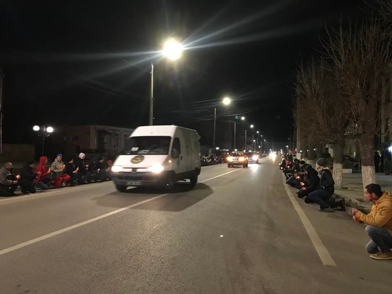 Тульчин живым коридором встретил тело погибшего в результате российского обстрела воина 56-й ОМПБр Дениса Кононенко. Люди стали на колени перед героем 09