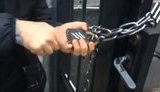 Активісти "Чорного комітету" навісили ланцюг на ворота Російського культурного центру в Києві. ВIДЕО