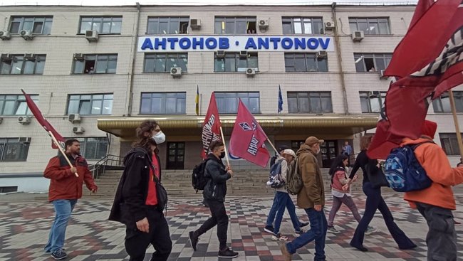 Зеленський любить теплі ванни, але хто сказав, що ця тепла рідина - вода?: Під стінами ДП Антонов відбувається акція 05