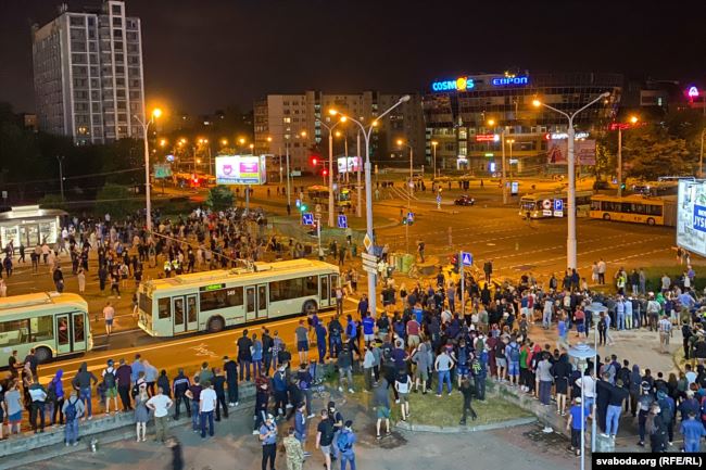 Второй день протестов в Беларуси: коктейли Молотова, светошумовые гранаты, стрельба и баррикады 07