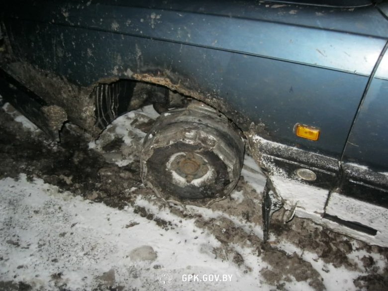 Білоруські прикордонники стверджують, що вночі обстріляли авто, яке проривалося в Україну. Держприкордонслужбі про це нічого не повідомляли 03