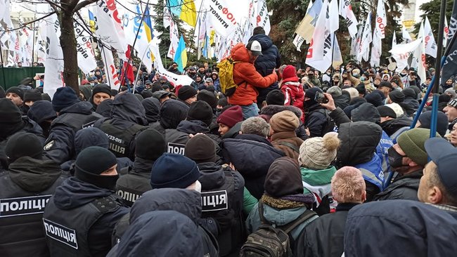 ФОПы попытались установить палатки на Майдане Незалежности: между митингующими и правоохранителями произошли стычки 63
