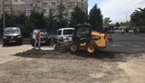 Коммунальщики взялись за ремонт "ничейной" столичной улицы Чавдар, в ямы которой проваливались автобусы. ФОТО
