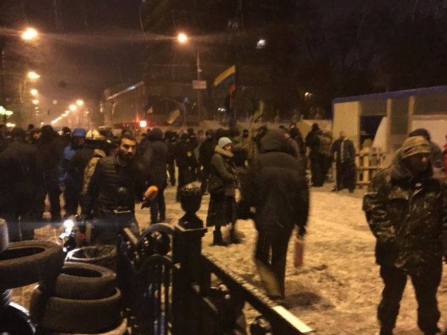 Полиция пыталась найти Саакашвили в лагере под ВР: произошли столкновения 03