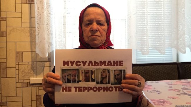 Мусульмани не терористи, - в окупованому Криму відбувається флешмоб на підтримку засуджених у справі Хізб ут-Тахрір кримських татар 04